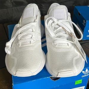 White Adidas Swift, run size 6 youth